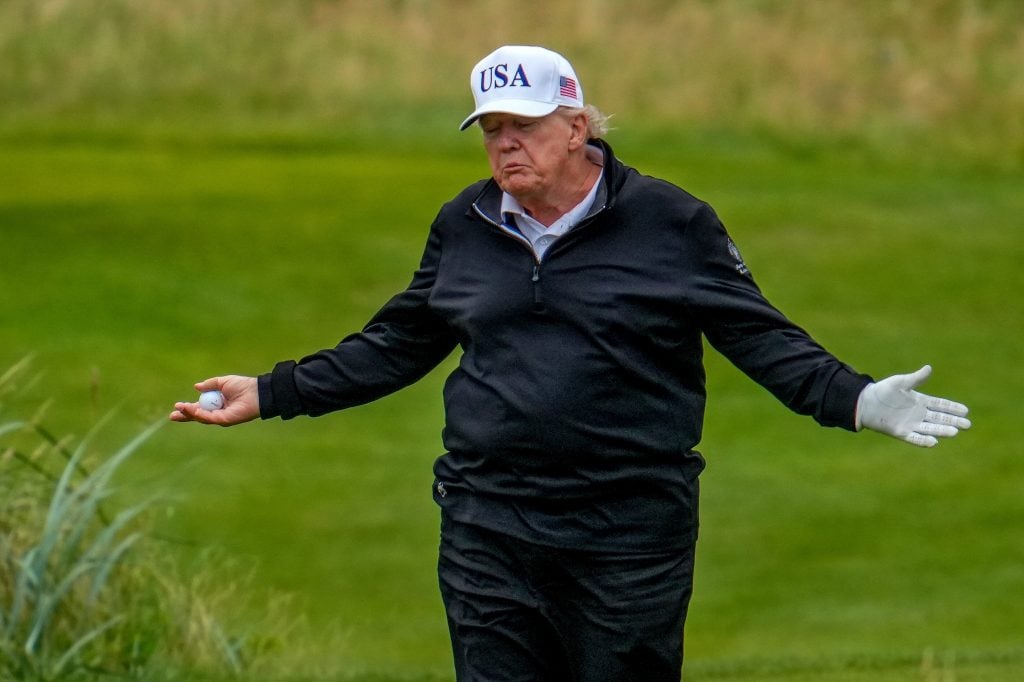 El presidente de los Estados Unidos, Donald Trump, respondió al campo de golf Trump Turnberry durante la visita del Reino Unido el 27 de julio de 2025 en Turnberry, Escocia.