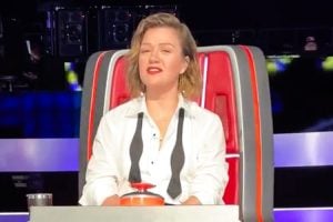 WHOA! Kelly Clarkson Debuts Shocking New Hairstyle on The Voice