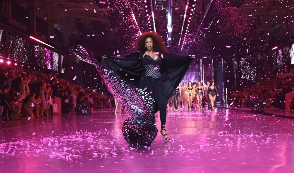 Tyra Banks nos eventos de moda secreta de Victoria em 2024.