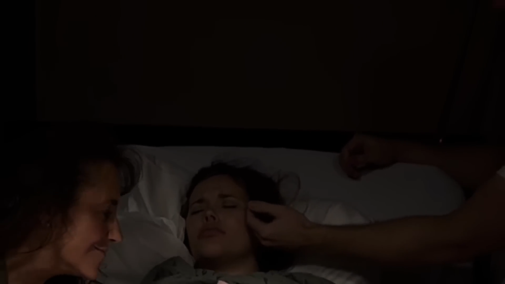 Jessa Duger está na cama de entrega com Michelle Dugher ao lado dela.