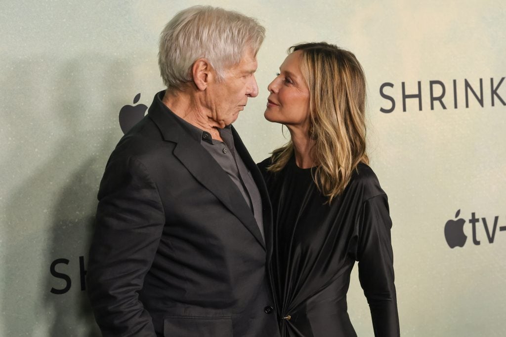 Harrison Ford y Kalista Flysta Flohart en octubre de 2024.