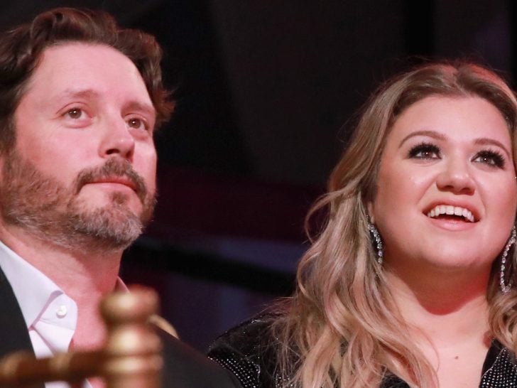 Kelly Clarkson Tearfully Changed Lyrics in Brandon Blackstock Tribute, Video Reveals