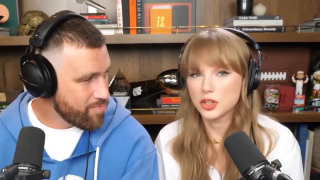 Travis Kelsey y Taylor Swift en 'New Heights' en agosto de 2025.