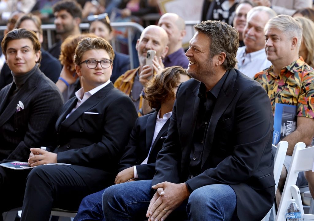Kingston, Zuma, and Apollo Rossdale sit beside Blake Shelton.