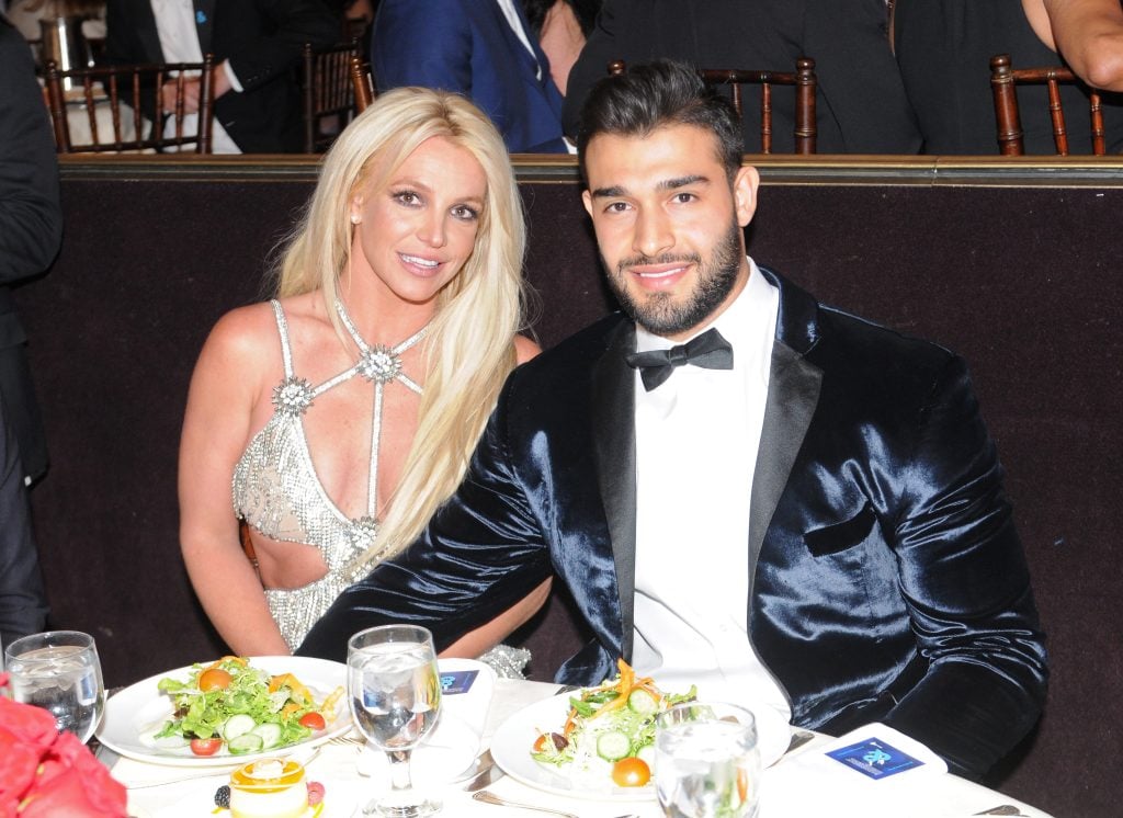 Britney Spears y Sam Asghari se sentaron en una mesa.