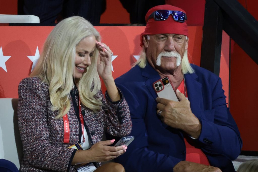Hulk Hogan y Sky Daily en el RNC en 2024. ¡Gross!
