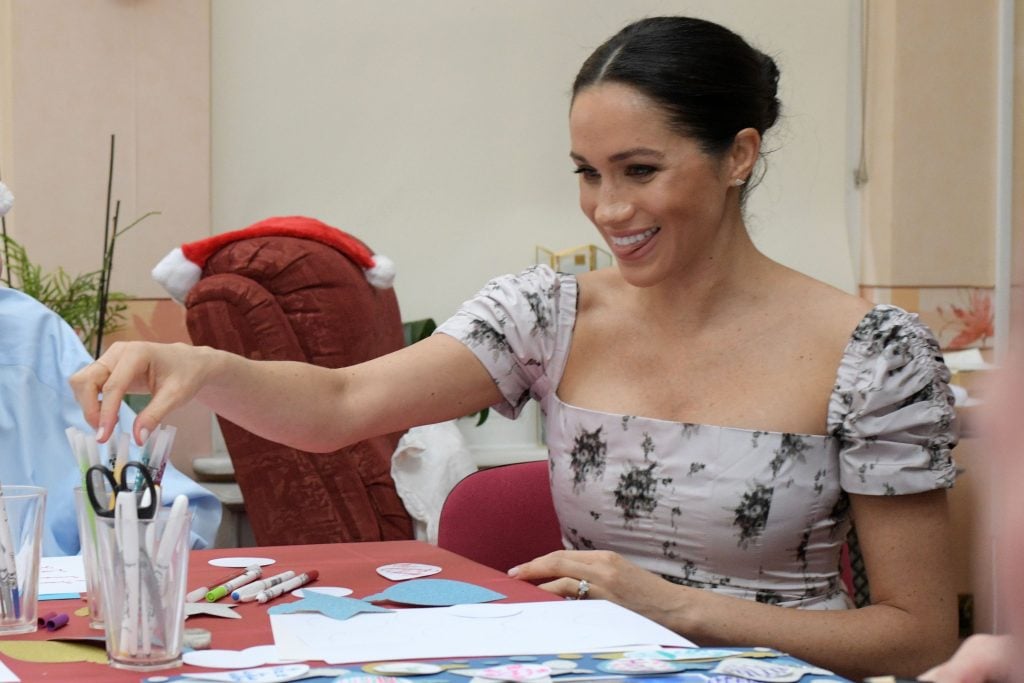 Meghan, Gran Bretaña, Duquesa, Sussex, el 18 de diciembre de 2018, se unió a la decoración navideña durante su visita a la Casa Brinsworth en Twikenham, al suroeste de Londres.