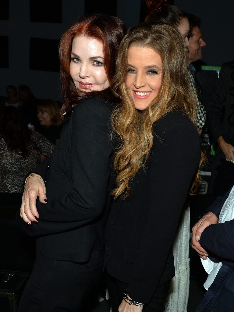 Prisilla Prasley junto con su hija Lisa Mary Presley en 3rd & Lindsley en Nashville en los Estados Unidos el 20 de septiembre, durante el 14º Festival y Conferencia Anual de Música Americana después de la presentación de Lisa Mary en Lindsley. 