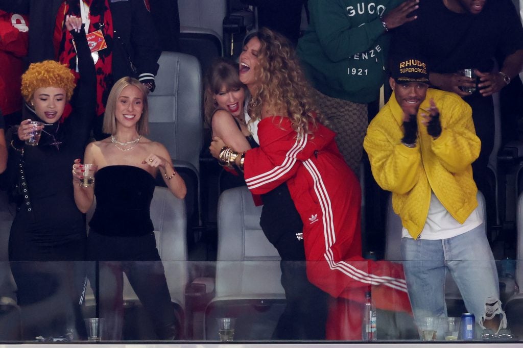 Repera ledus garšviela, Donna Kelce, dziedātāja Teilore Svifta un aktrise Bleika Lively reaģē Super Bowl LVIII otrajā ceturksnī starp Sanfrancisko 49ers un Kanzasas pilsētas priekšniekiem Alegiant stadionā 2024. gada 11. februārī Lasvegasā, Nevada.