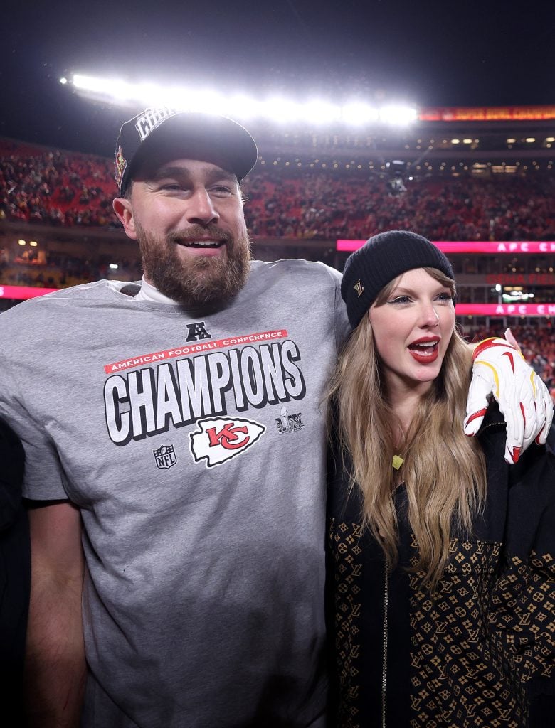 Taylor se celebra con Travis Kelse #87 en Swift Kansas City Chiefs, después de vencer a Buffalo Bills en el juego de campeonato de la AFC en Geha Field el 26 de enero de 2025 en Kansas, Missouri, Kansas. 