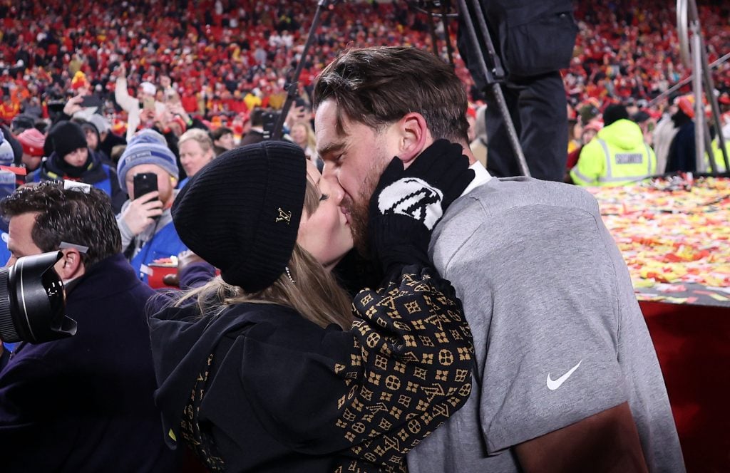 Taylor Swift skūpsta Travis Kelce #87 no Kanzasas pilsētas priekšniekiem pēc tam, kad priekšnieki pieveica Bufalo Bills 32-29, lai uzvarētu AFC čempionāta spēlē Geha laukā Arrowhead stadionā 2025. gada 26. janvārī Kanzasas pilsētā Misūri štatā.