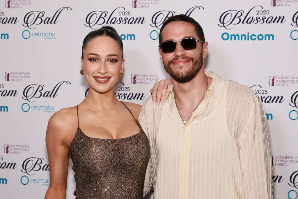 Elsie Hewitt y Pete Davidson asisten a la 13a Blassom Anual Ball en el Hotel Pierre el 15 de mayo de 2025 en Nueva York.