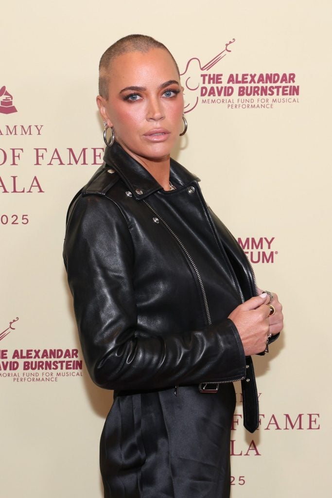 Teddy Mellenkamp Arrovave asistió a la Gala del Salón de la Fama del Grammy en Beverly Hilton en Beverly Hills, California, el 16 de mayo de 2025.