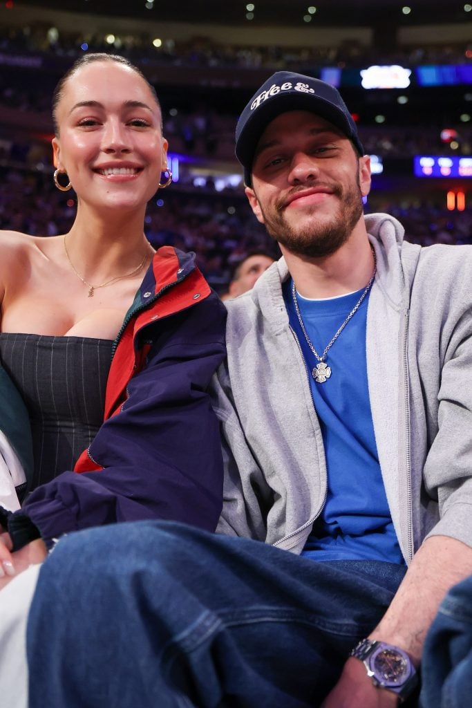 Elsie Hewitt y Pete Davidson son considerados la cara de los Boston Celtics en los New York Knicks en el primer cuarto de los seis partidos de los clasificatorios de la NBA en la Conferencia Este en el Madison Square Garden el 16 de mayo de 2025 en Nueva York.