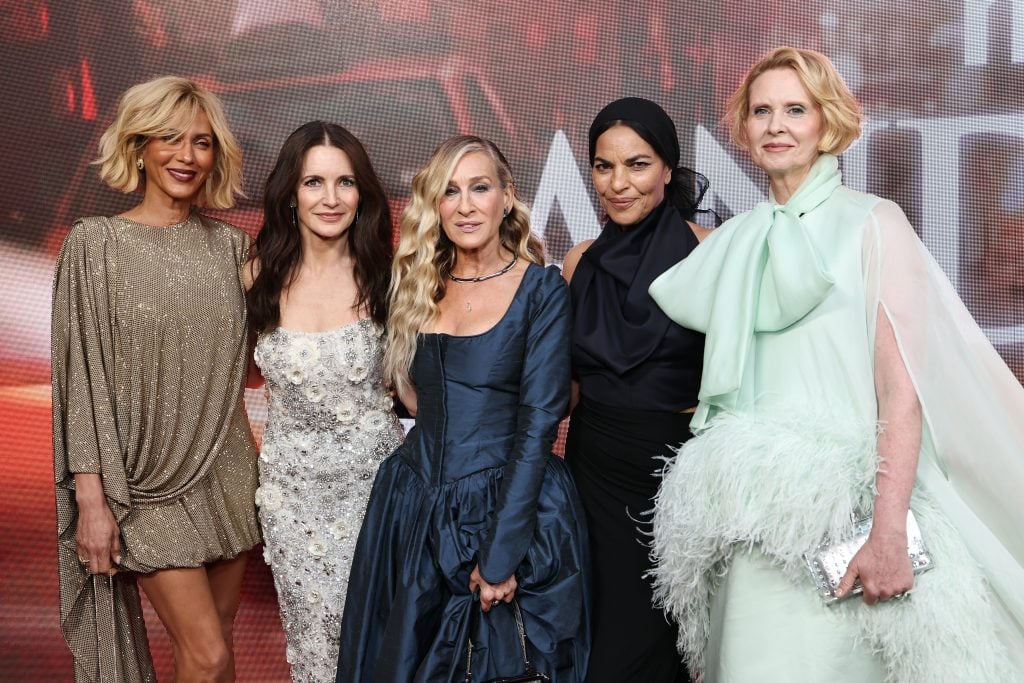 Nicolole Ari Parker, Krisin Saistis, Sarah Jessica Park, Sariti Cynthuryl Bys Genuine "E assim" O inverno 3 toca fotos no Compirue em 21 de maio de 2025 na cidade de Nova York.