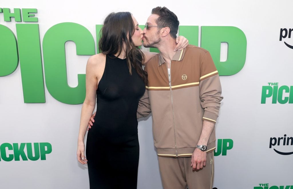 Elsie Hewitt y Pete Davidson asisten al estreno mundial de Amazon MGM Studios '