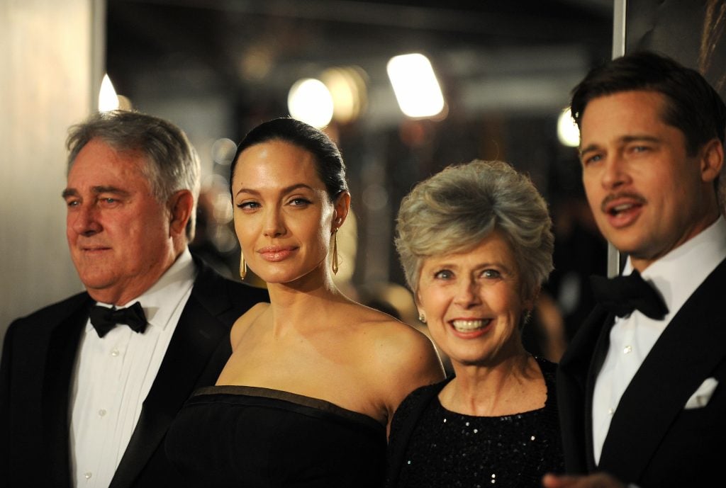 A atriz Angelina Jolie (2l) e Brad Pitt (R) trouxeram os pais de Brad Pitt, Bill e Jane Pitt ao primeiro -ministro de Los Angeles, em 7 de dezembro de 20, a curiosidade de Benjamin Button pela curiosidade do botão de Benjamin.