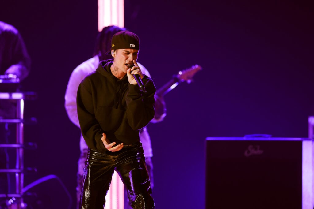 Justin Bieber sings on stage.