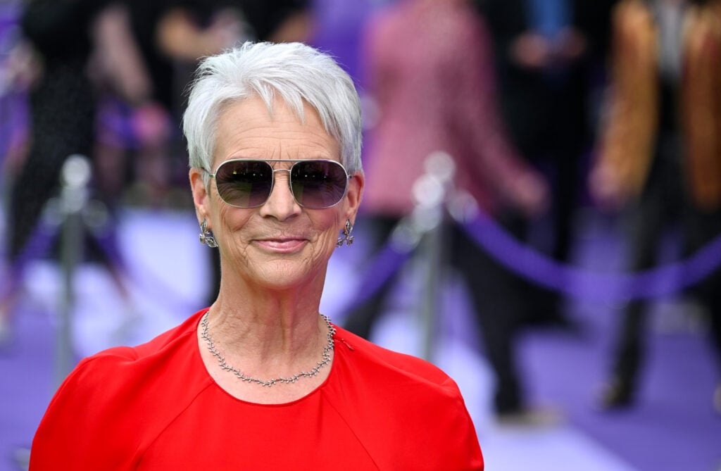 Jamie Lee Curtis em vermelho e tons.