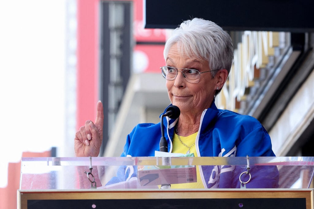 Jamie Lee Curtis em amarelo e azul.