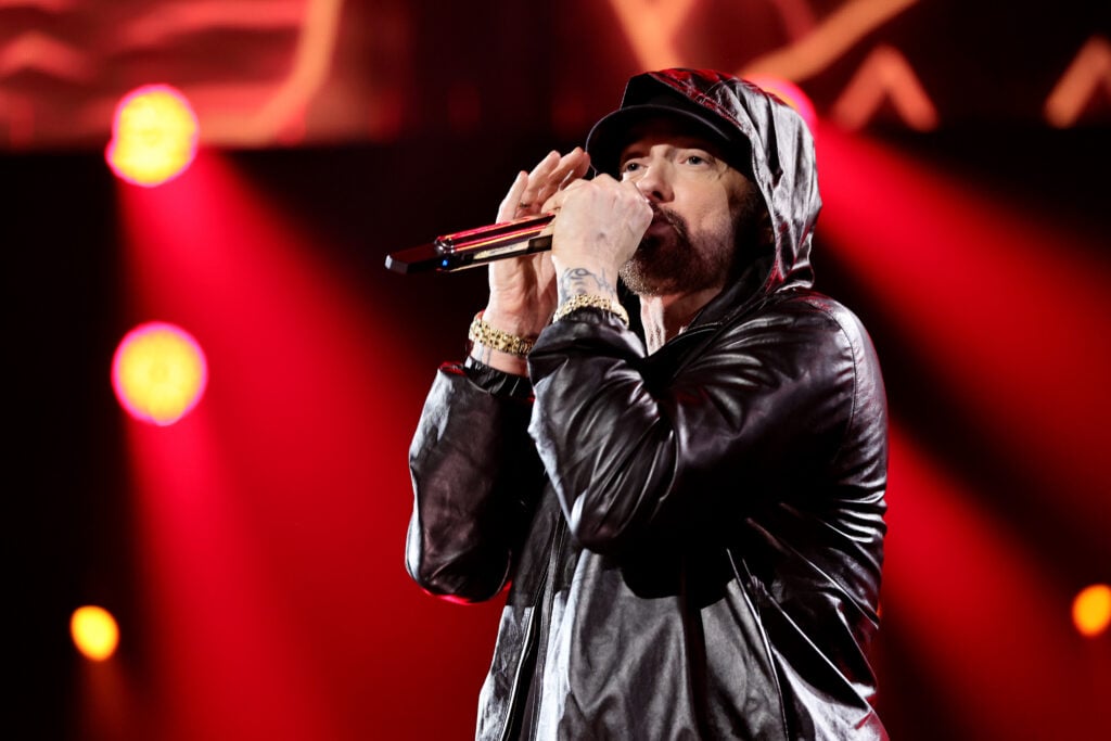 Eminem se apresenta no palco durante a 37ª cerimônia anual de indução do Hall da Fama do Rock & Roll no Microsoft Theatre em 05 de novembro de 2022 em Los Angeles, Califórnia. 