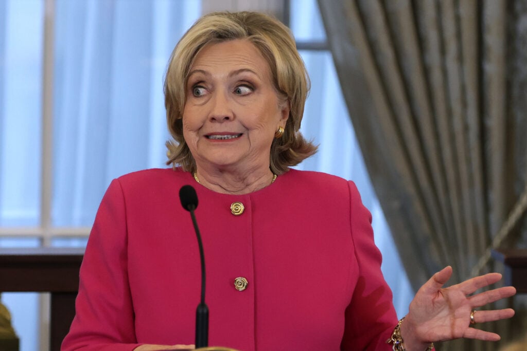 La ex Secretaria de Estado de los Estados Unidos, Hillary Clinton, habla durante una presentación de su retrato al Departamento de Estado el 26 de septiembre de 2023 en Washington, DC. El secretario Clinton se unió a sus predecesores para que sus retratos estén colgados en el séptimo piso del Departamento de Estado. 