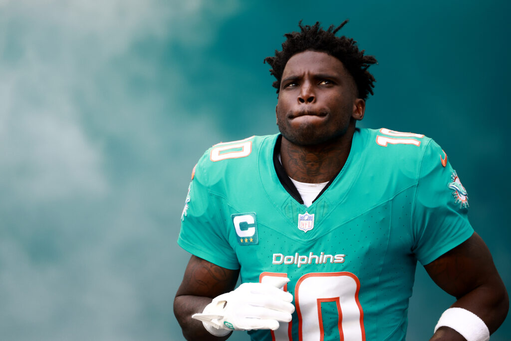 Tyreek Hill # 10 de Miami Dolphins tiene lugar en el campo antes del partido contra los 49ers de San Francisco en el Hard Rock Stadium el 22 de diciembre de 2024 en Miami Gardens, Florida.