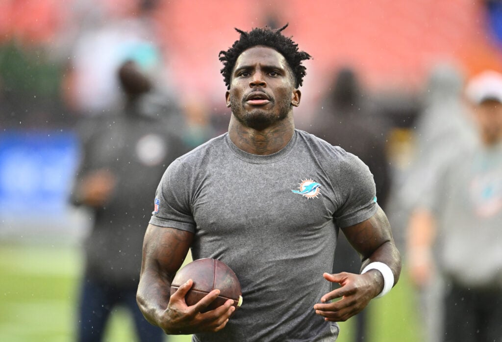 Tyreek Hill # 10 de Miami Dolphins se calienta antes del partido contra los Browns de Cleveland en Huntington Bank Field el 29 de diciembre de 2024 en Cleveland, Ohio.