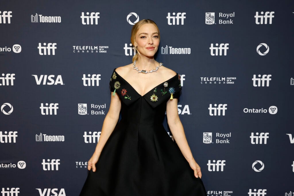 Amanda participa da estréia de Caifrid 