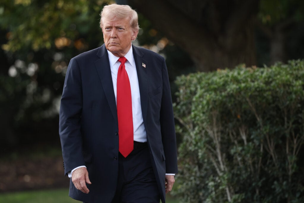 O presidente dos EUA, Donald, caminha em direção a repórteres enquanto sai da Casa Branca em 11 de setembro de 2025 em Washington, DC. Trump está programado para viajar para a cidade de Nova York esta noite.