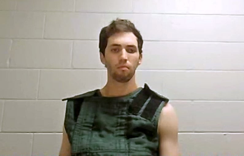 Tyler James Robinson Outta, que é fornecido pelos Tribunais do Estado de Utah, participou da audiência do Tribunal Virtual da prisão do condado de Uta no Spanish Fork, em Utah. 