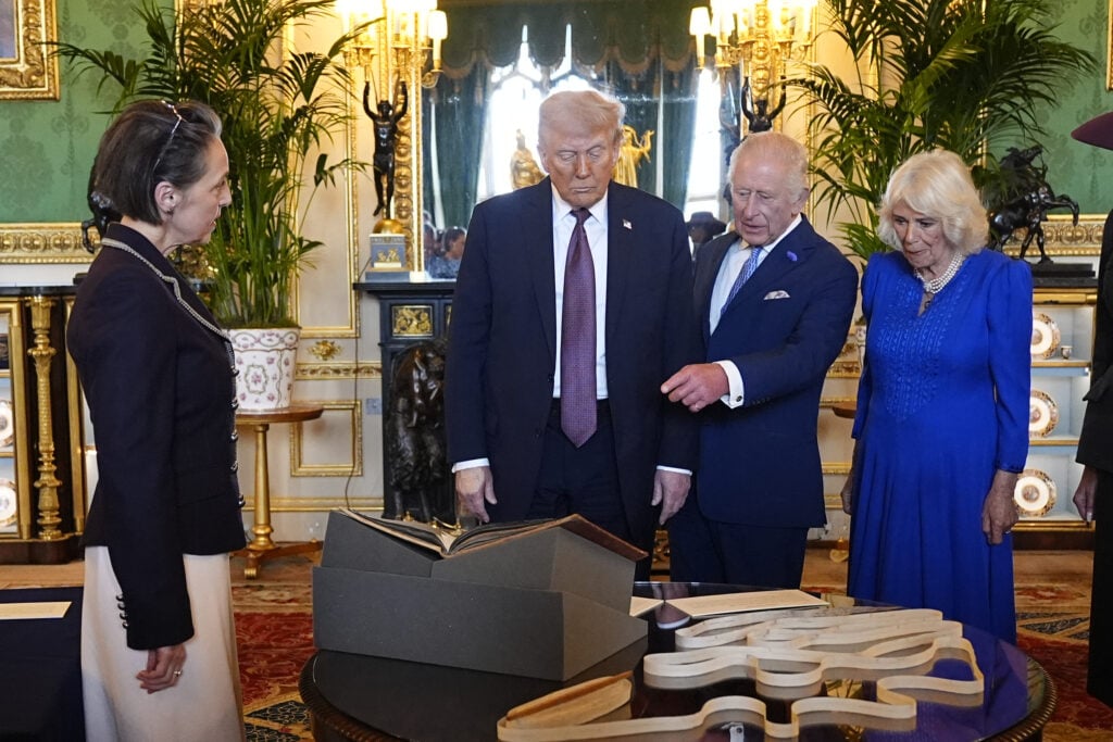Enquanto visitava o presidente dos EUA, Donald Trump, o terceiro rei Charles e a coleção real da rainha Camilla, o presidente dos EUA visitou o castelo de Windsor do presidente dos EUA durante a visita de estado do presidente dos EUA à sala de estar verde da exposição. 
