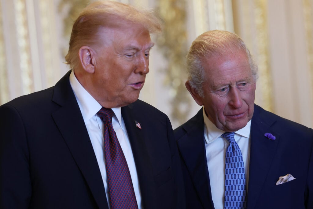 O rei Carlos III (R) e o presidente dos EUA, Donald Trump, visitaram a exposição Green Desenho Royal Collection enquanto visitava o estado do presidente dos EUA em 17 de setembro de 2025 na cidade de Windsor Castle, Inglaterra. 