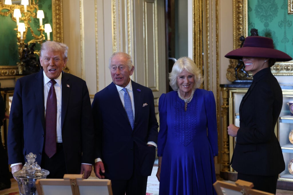 Enquanto visitava o presidente Donald Trump, o terceiro rei Charles, a rainha Camilla e a primeira -dama Melania Trump, o presidente dos EUA visitou o estado do presidente dos EUA durante a sala de estar verde durante a visita do estado ao Castelo de Windsor, na Inglaterra. 