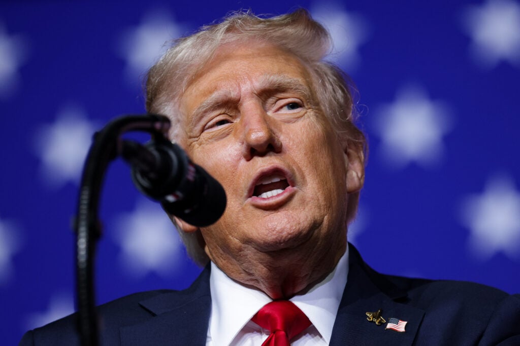 El presidente de los Estados Unidos, Donald Trump, habla con los altos líderes militares de la base de Cantico de la Marina el 30 de septiembre de 2025 en Quantico, Virginia.  