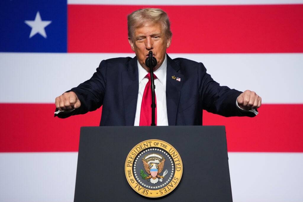 El presidente de los Estados Unidos, Donald Trump, habla con los altos líderes militares de la base de Cantico de la Marina el 30 de septiembre de 2025 en Quantico, Virginia.  