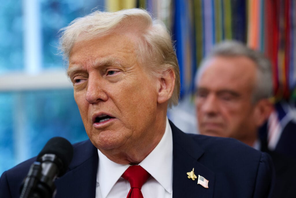 El presidente de los Estados Unidos, Donald Trump, anuncia un acuerdo con Pfizer para reducir los precios de los medicamentos de Medicaid en la Oficina Oval de la Casa Blanca el 30 de septiembre de 2025 en Washington, DC. 