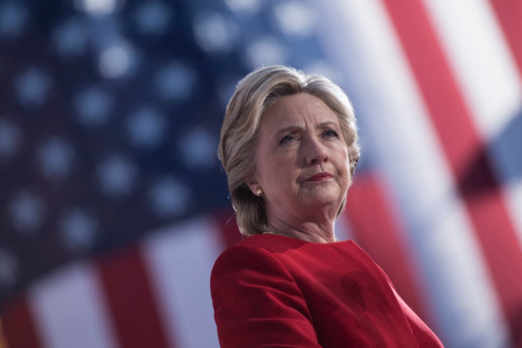 La candidata demócrata para la elección presidencial Hillary Clinton habla durante una manifestación fuera de la catedral de aprendizaje de la Universidad de Pittsburgh el 7 de noviembre de 2016 en Pittsburgh, Pensilvania. 