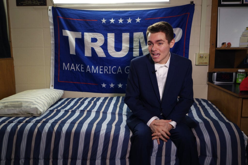 El estudiante y defensor conservador del presidente estadounidense Donald Trump, Nick Fuentes, responde una pregunta durante una entrevista con la agencia France-Press en Boston, Massachusetts, el 9 de mayo de 2016. 
