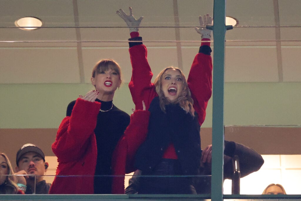 Taylor Swift y Brittany Mahomas en diciembre de 2023.