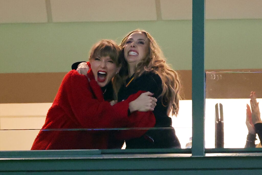 Britany Mahomes y Taylor Swift abrazaron en diciembre de 2023.