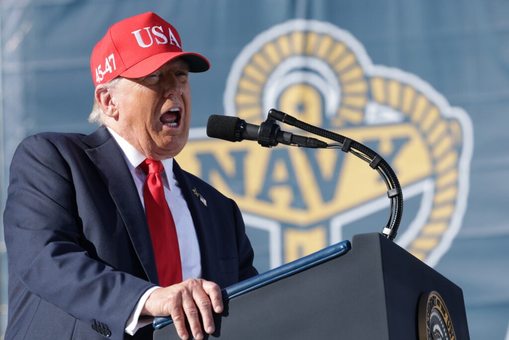 Donald Trump se está asomando en 2025.
