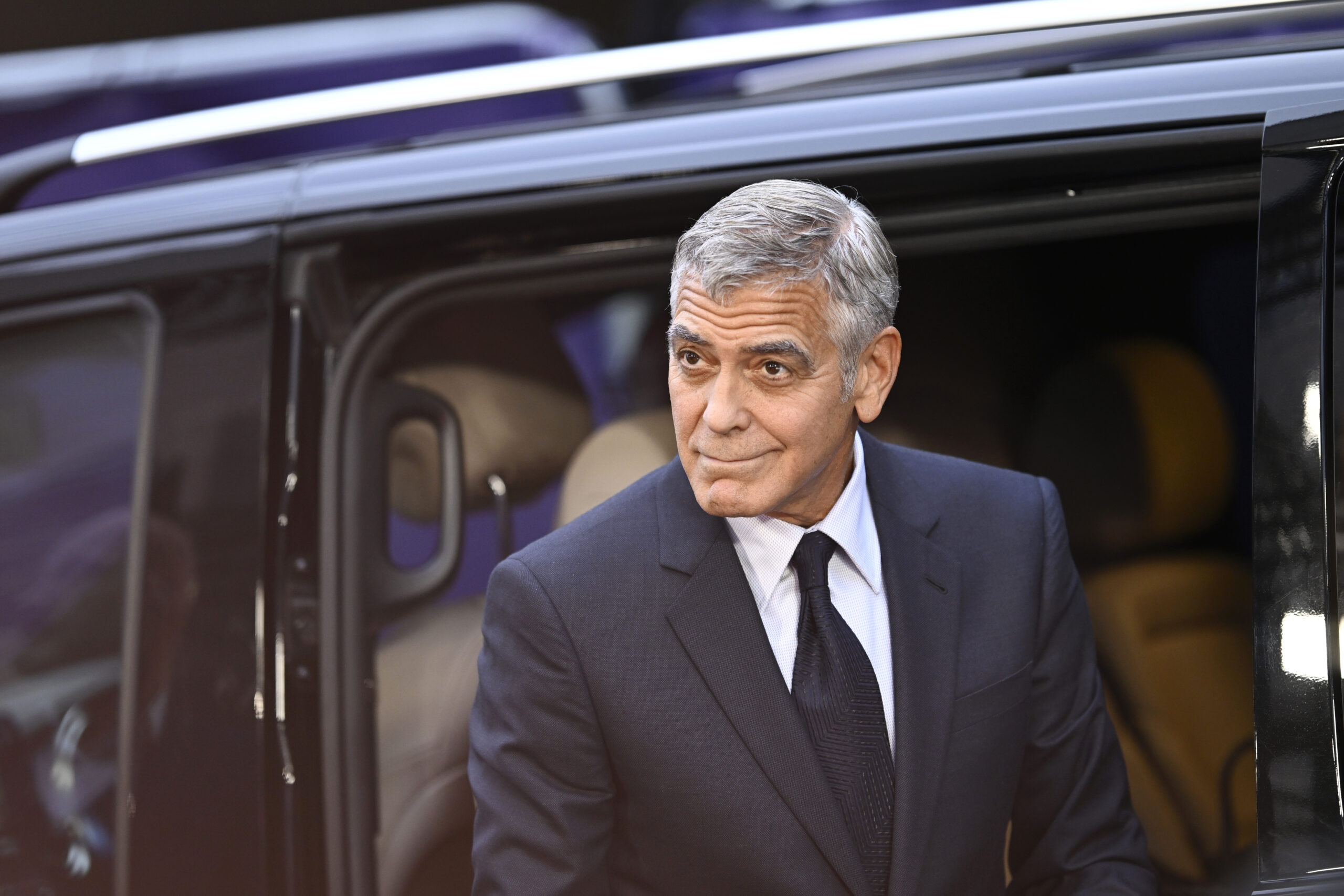 On Again: George Clooney and Krista Allen, image size:2560x1707