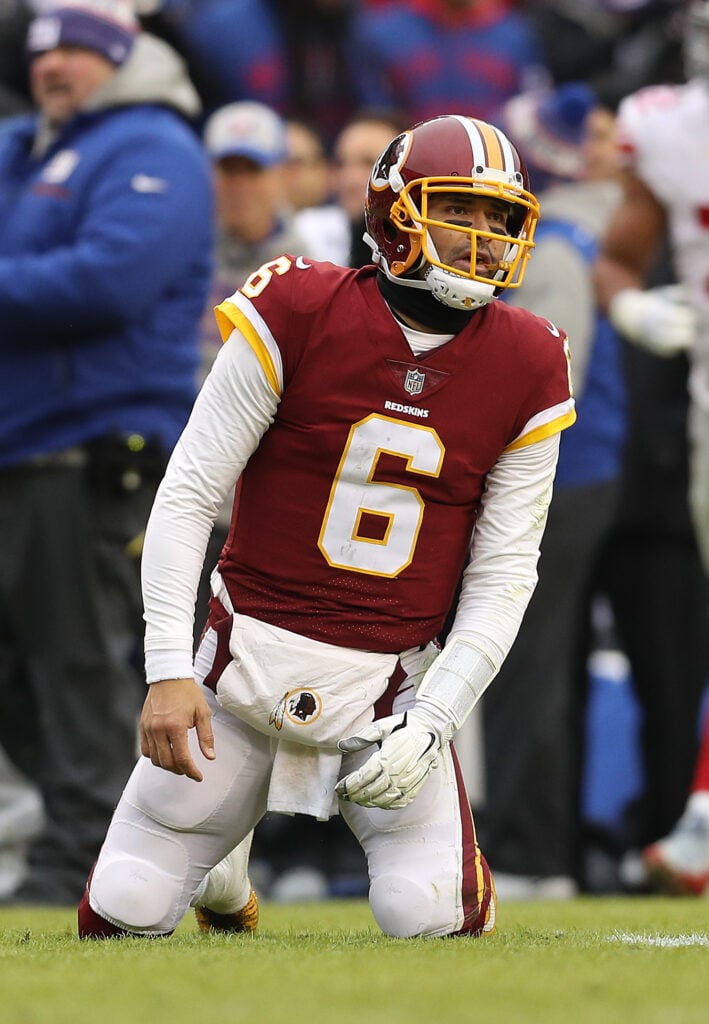 El cuarto de mierda Mark Sánchez # 6 de los Washington Redskins reacciona después de una intercepción en el segundo trimestre contra los Gigantes de Nueva York en FedExfield el 9 de diciembre de 2018 en Landover, Maryland. 