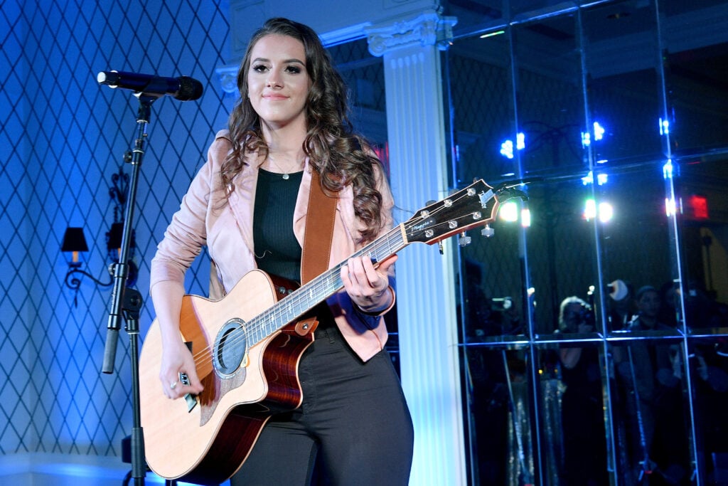 A artista musical Maggie Bau se apresentou durante a evolução da Fruta Randy Rahm apresentada pela TJ Martel Foundation no Empire Hotel em 18 de março de 2019 na cidade de Nova York. 