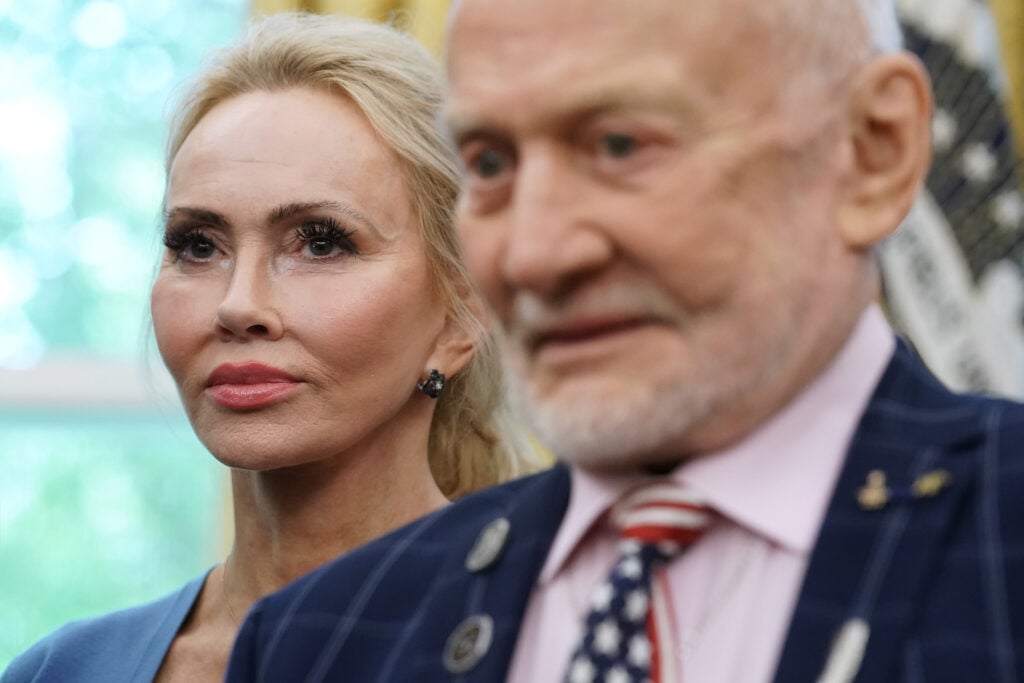 El astronauta del Apolo 11 Buzz Aldrin y su compañera Anca Faur se unen al presidente estadounidense Donald Trump para conmemorar el 50 aniversario del alunizaje en la Oficina Oval de la Casa Blanca el 19 de julio de 2019 en Washington, DC. 