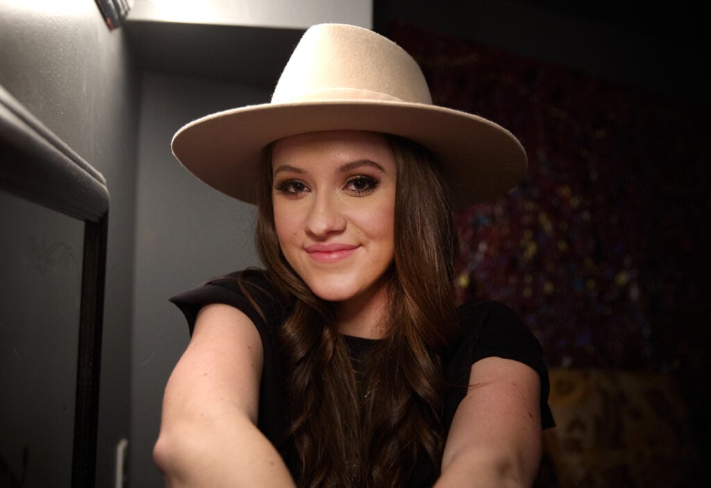 O cantor e letrista Maggie Bauke é visto em Nashville, no Tennessee, em 2 de fevereiro de 2022 e nos bastidores em Lindsle. 