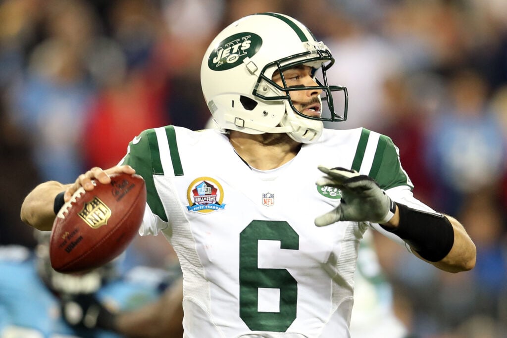 El Quartermn Mark Sánchez # 6 de los Jets de Nueva York está buscando lanzar el balón contra los Tennessee Titans en LP Field el 17 de diciembre de 2012 en Nashville, Tennessee. 
