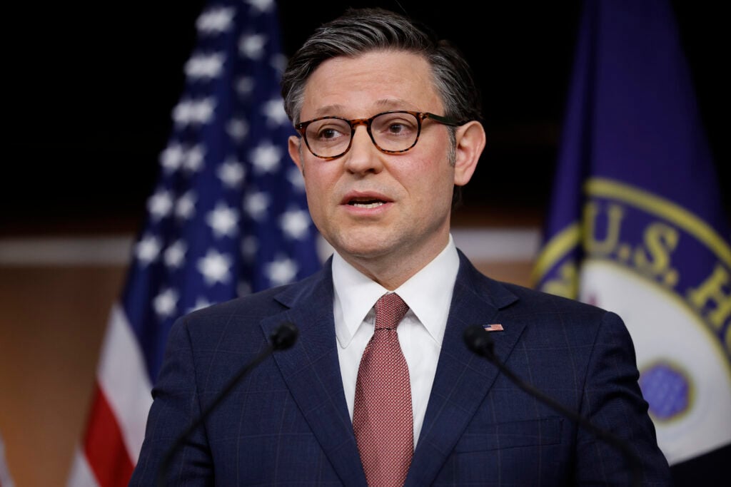 El presidente de la Cámara de Representantes, Mike Johnson (R-LA), habló en una reunión de prensa después de una reunión de Cacus a puertas cerradas en el Centro de Visitantes de la Capital de Estados Unidos en Washington DC el 20 de marzo de 2024.