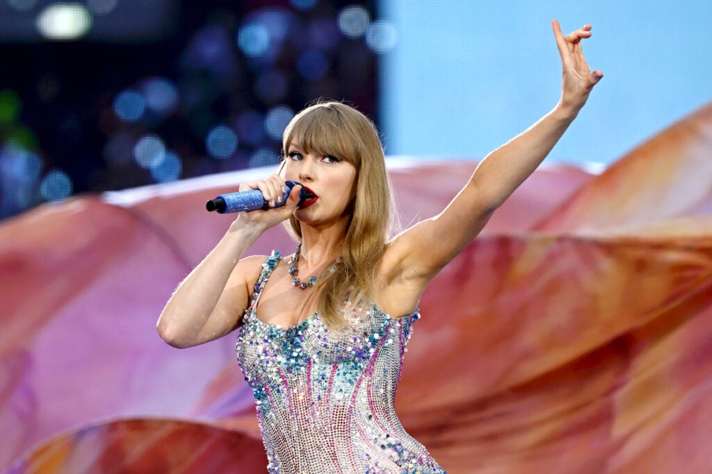 LONDON, ENGLAND - AUGUST 15: (EDITORIAL USE ONLY. NO STANDALONE PUBLICATION USE (NO Taylor Swift performs on stage during the
